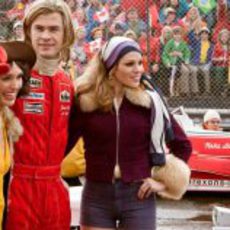 Chris Hemsworth, como James Hunt, en primer plano con sus chicas