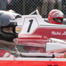 James Hunt y Niki Lauda antes de una salida, en la película 'Rush'.