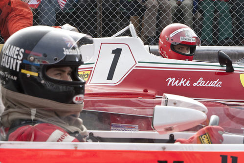 James Hunt y Niki Lauda antes de una salida, en la película 'Rush'.