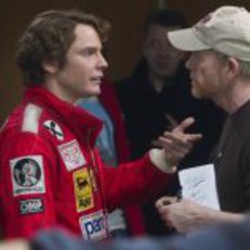 Daniel Brühl habla con el director Ron Howard