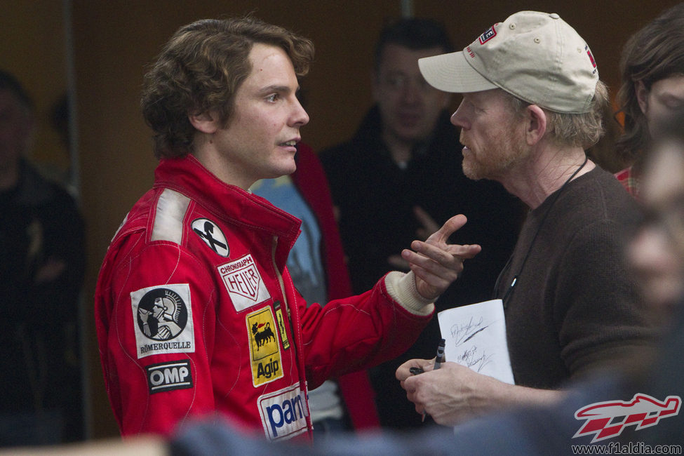 Daniel Brühl habla con el director Ron Howard