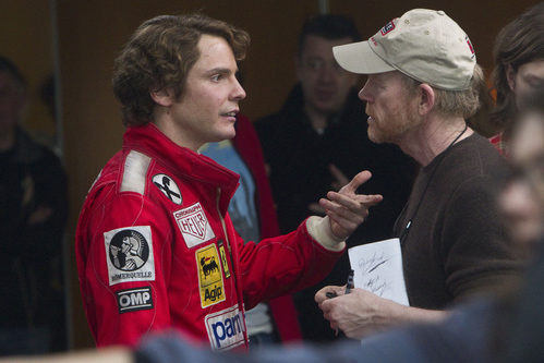 Daniel Brühl habla con el director Ron Howard