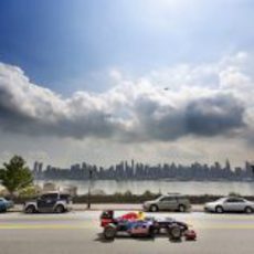 David Coulthard rodando con Manhattan de fondo