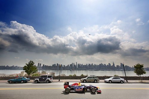 David Coulthard rodando con Manhattan de fondo