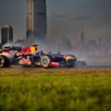 David Coulthard hace 'donuts' con el RB7