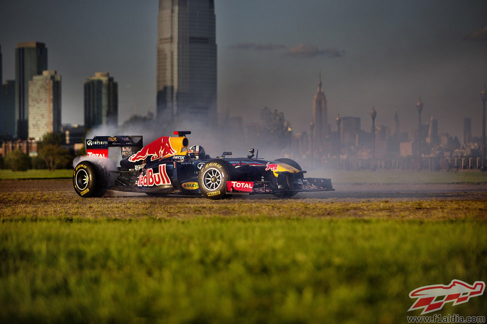 David Coulthard hace 'donuts' con el RB7