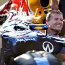 David Coulthard sonríe en el cockpit del RB7