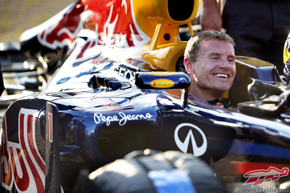 David Coulthard sonríe en el cockpit del RB7