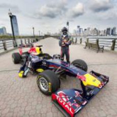 David Coulthard posa con el RB7 en Nueva York