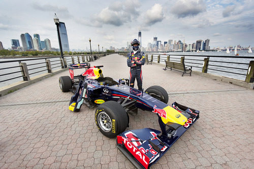 David Coulthard posa con el RB7 en Nueva York