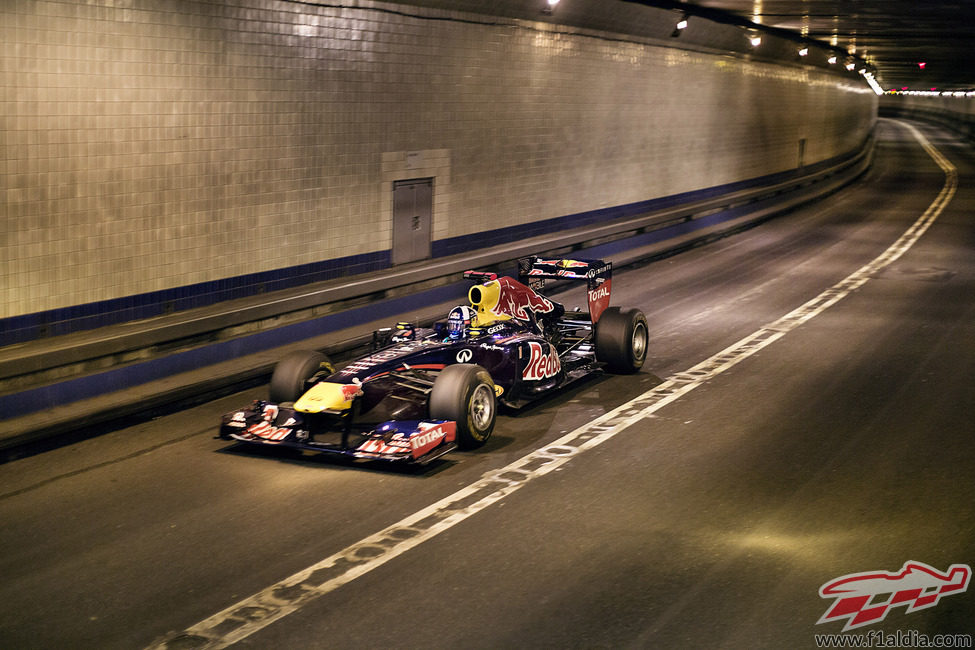 Red Bull Racing cruza el Túnel Lincoln de Nueva York