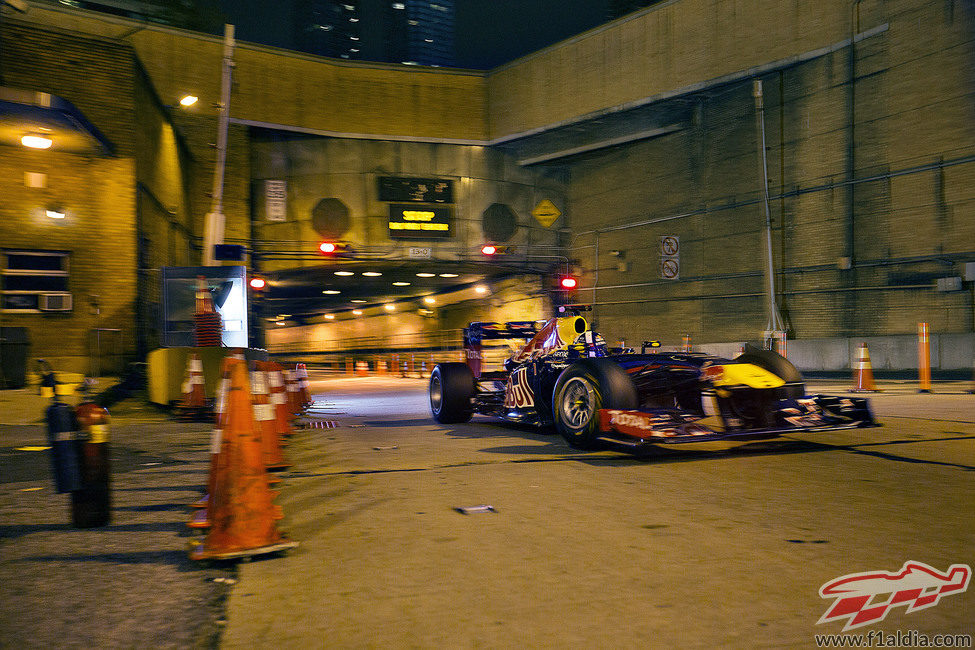 David Coulthard sale del Túnel Lincoln con el RB7