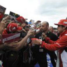 Fernando Alonso firma autógrafos a su llegada a Bélgica