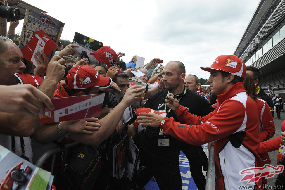 Fernando Alonso firma autógrafos a su llegada a Bélgica