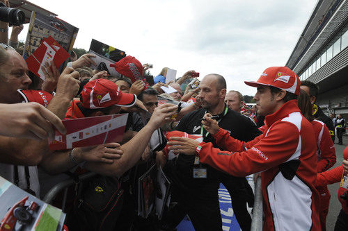 Fernando Alonso firma autógrafos a su llegada a Bélgica