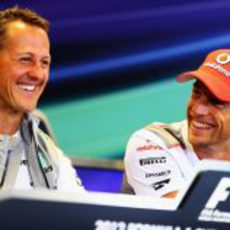 Schumacher y Button se parten de risa en la rueda de prensa de la FIA en Bélgica