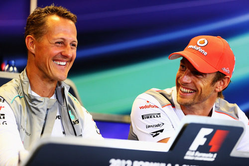 Schumacher y Button se parten de risa en la rueda de prensa de la FIA en Bélgica