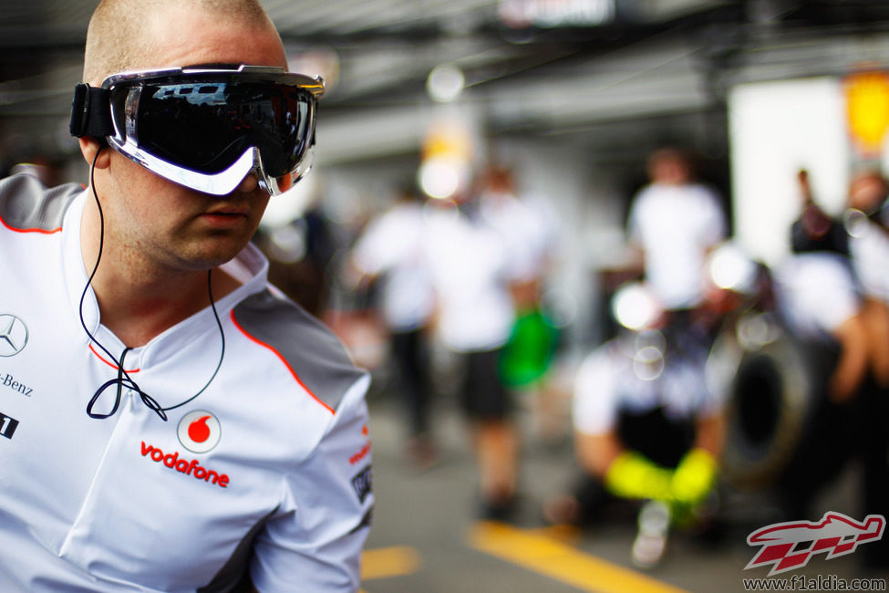 Uno de los mecánicos de McLaren el jueves en Spa