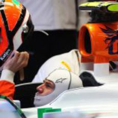 Nico Hülkenberg se pone el casco dentro del coche en Spa