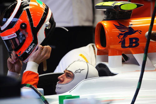 Nico Hülkenberg se pone el casco dentro del coche en Spa