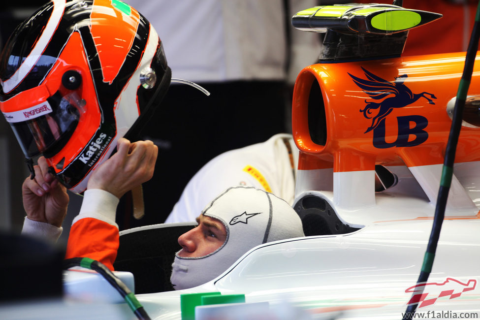 Nico Hülkenberg se pone el casco dentro del coche en Spa