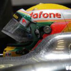 Lewis Hamilton mojado dentro de su McLaren