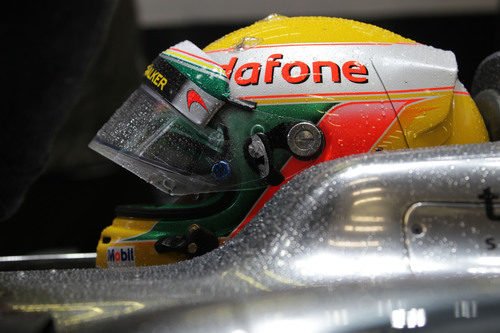 Lewis Hamilton mojado dentro de su McLaren