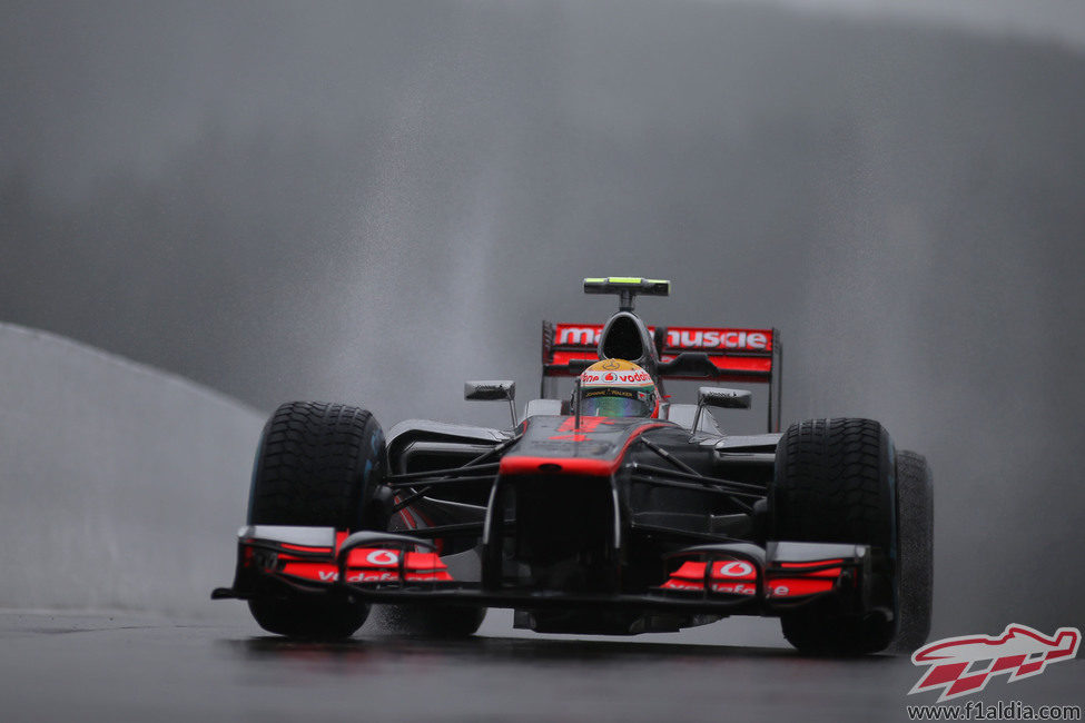 Hamilton rueda sobre agua en los libres del GP de Bélgica 2012