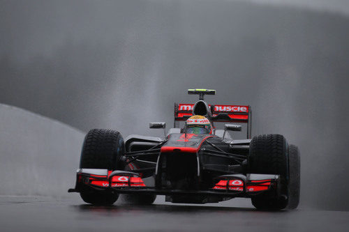 Hamilton rueda sobre agua en los libres del GP de Bélgica 2012