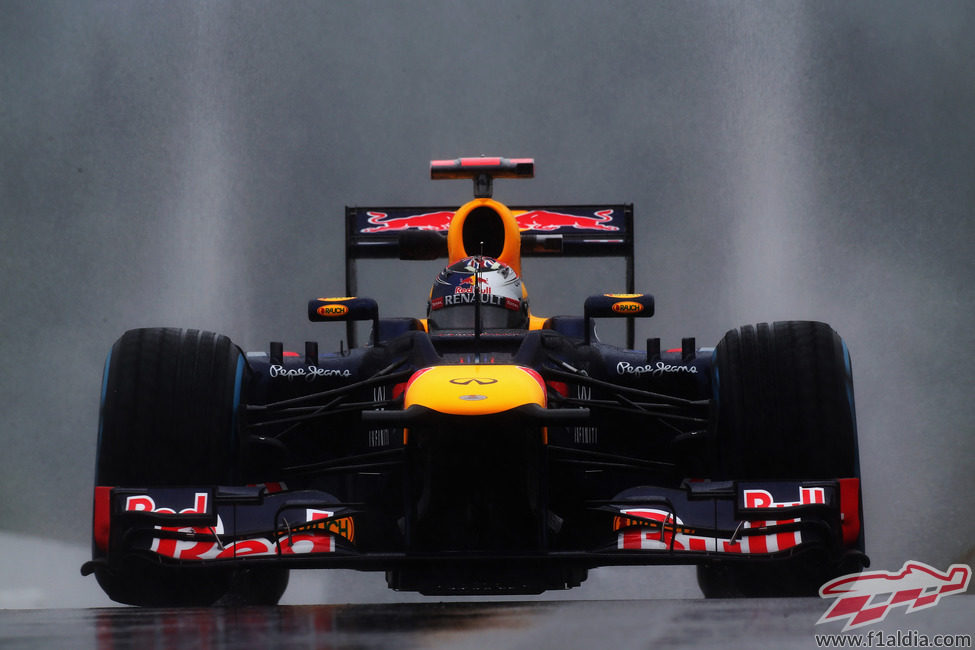 Sebastian Vettel rueda sobre el agua de Spa el viernes