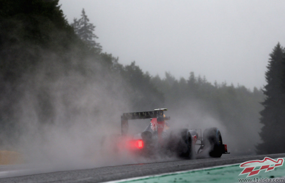 Webber intenta abrirse paso sobre el agua de Spa