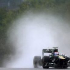 Petrov levanta una gran cortina de agua en Spa