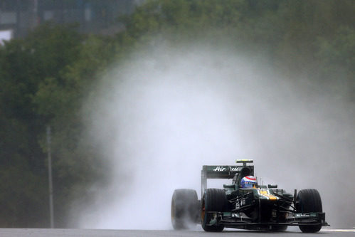 Petrov levanta una gran cortina de agua en Spa