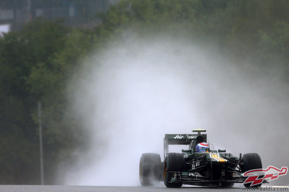 Petrov levanta una gran cortina de agua en Spa