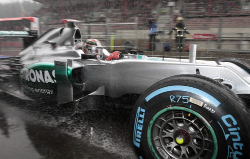 Michael Schumacher sale a pista con su Mercedes en Bélgica