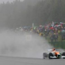 Di Resta levanta una gran cortina de agua en los libres de Bélgica 2012