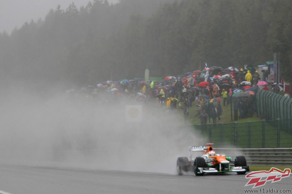 Di Resta levanta una gran cortina de agua en los libres de Bélgica 2012