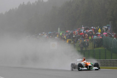 Di Resta levanta una gran cortina de agua en los libres de Bélgica 2012