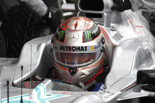 Michael Schumacher estrena casco plateado en el GP de Bélgica 2012