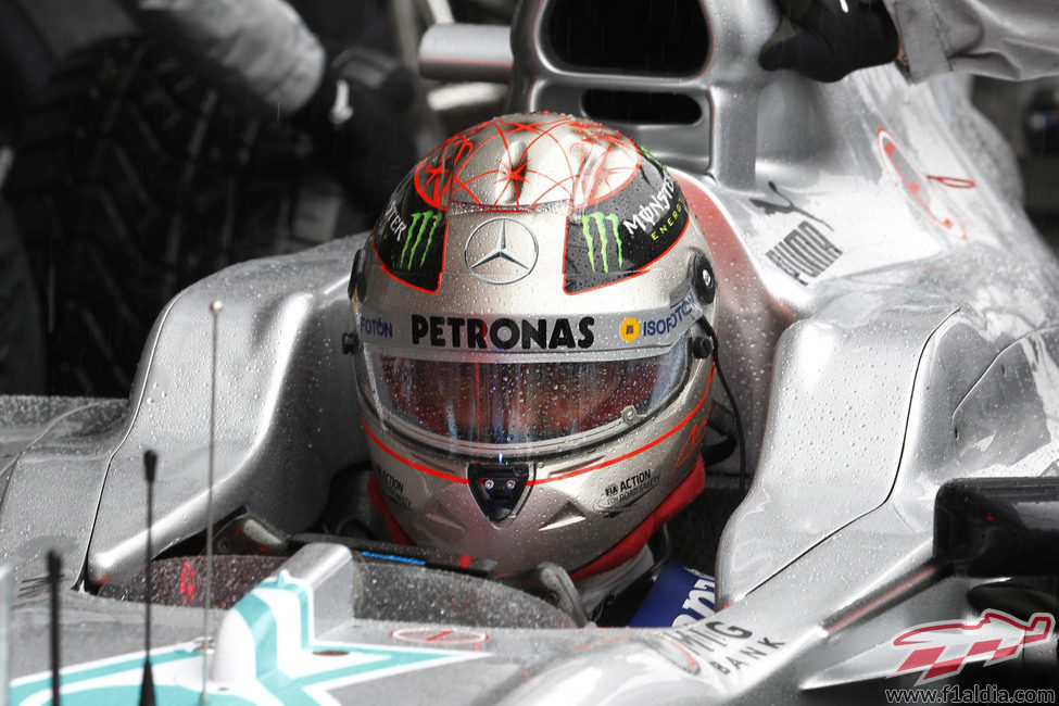 Michael Schumacher estrena casco plateado en el GP de Bélgica 2012
