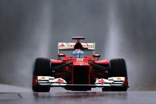 Fernando Alonso sobre el agua de los libres de Bélgica 2012