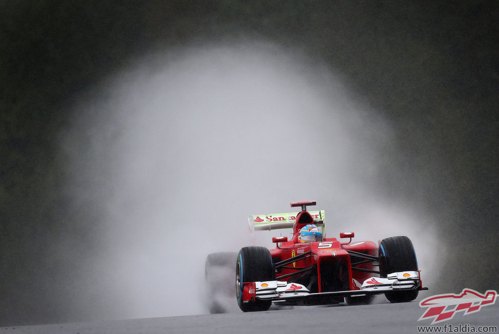 Alonso deja tras de sí una gran cortina de agua en Spa