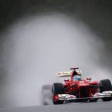 Alonso deja tras de sí una gran cortina de agua en Spa