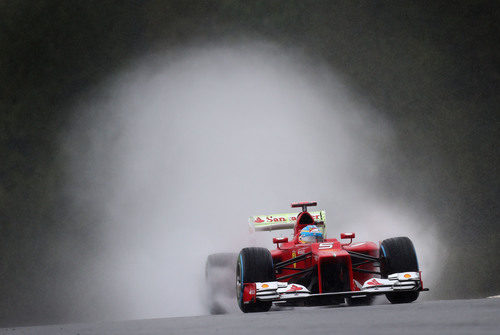 Alonso deja tras de sí una gran cortina de agua en Spa