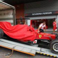 El coche de Felipe Massa vuelve a boxes tras romper motor en Spa