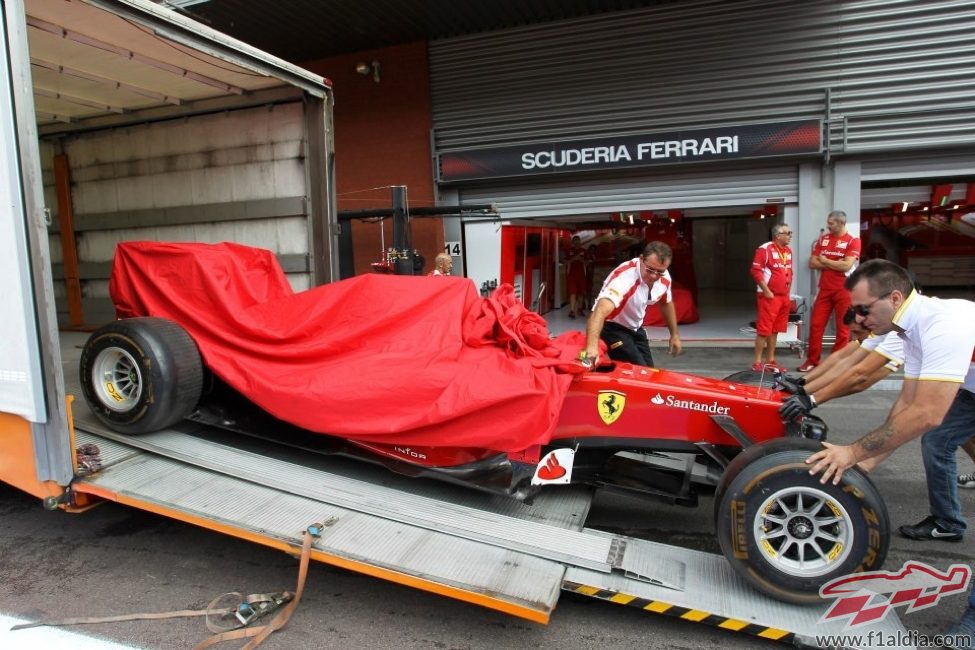 El coche de Felipe Massa vuelve a boxes tras romper motor en Spa