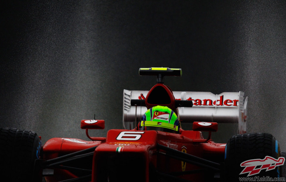 Plano cercano de Felipe Massa en los mojado libres de Spa 2012