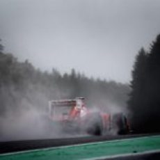 Fernando Alonso deja tras de sí una gran estela de agua en Spa