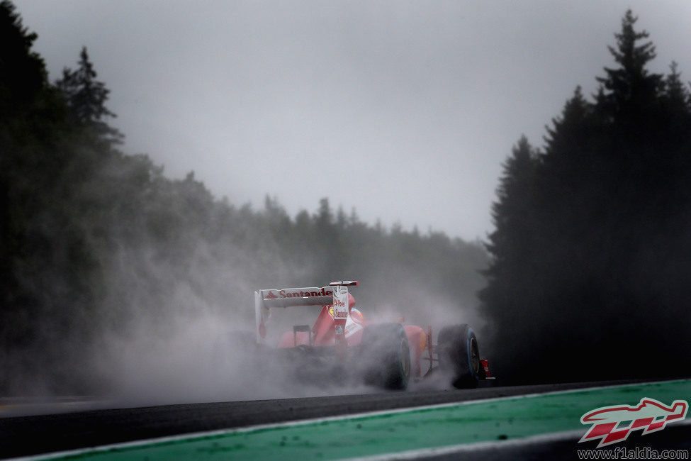 Fernando Alonso deja tras de sí una gran estela de agua en Spa