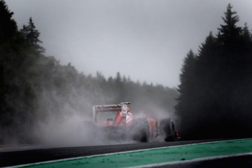 Fernando Alonso deja tras de sí una gran estela de agua en Spa